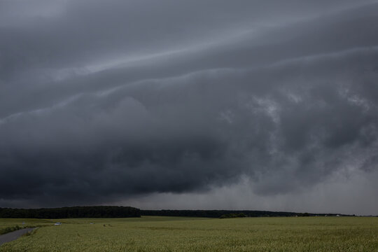 Arcus multicouches &agrave; l'avant de l'orage