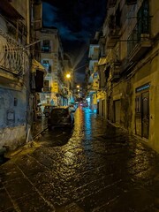 Obraz premium Atmospheric Rainy Alley in Naples at Night