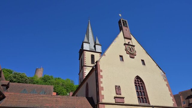 Gotische Kirche, mit einem markanten Turm, Katholische Kirche St. Peter und Paul, Gem&uuml;nden am Main, Landkreis Main-Spessart, Spessart, Mainfranken, Unterfranken, Bayern, Deutschland