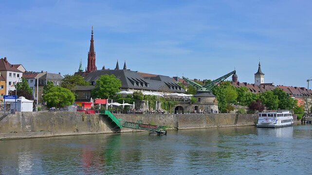 Historische Architektur am Flussufer mit einem markanten Turm und strahlendem Himmel, Alter Kranen, Mainkai, Main, W&uuml;rzburg, Mainfranken, Unterfranken, Bayern, Deutschland