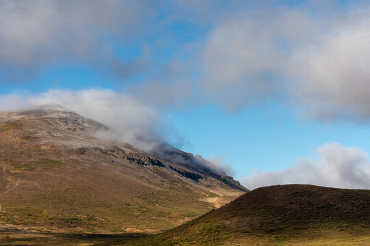 Monta&ntilde;as envueltas en nubes, paisaje natural de alta monta&ntilde;a