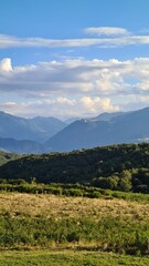 Fototapeta premium La haute-vallée de l'Ariège et la frontière de l'Andorre au bout vues depuis le col du Chioula, au-dessus d'Ax-les-Thermes (Pyrénées ariégeoises)