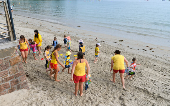 Enfants d'un club de vacances sur une plage de Bretagne