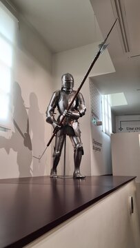 Une belle reconstitution d'un chevalier en armure arm&eacute; d'une hallebarde (ch&acirc;teau de Foix, Ari&egrave;ge)