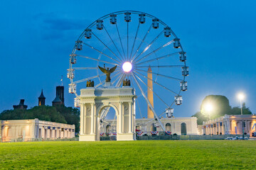 Obraz premium Capitol view through patriotic arch. Historic Capitol view with statue. Ceremonial Capitol view honors America. Capitol view under cloudy sky.