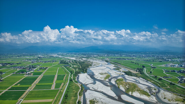 高気温高湿度の7月末を迎えた日本の富山県黒部川河口周辺
