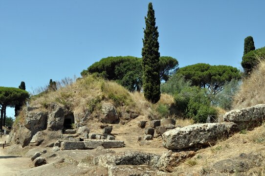 Cerveteri (Roma) - Necropoli della Banditaccia -  Sepoltura a Tumulo