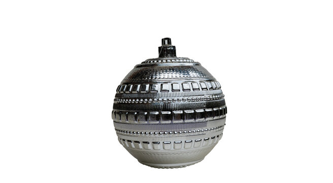 Esfera decorativa plateada con dise&ntilde;o ornamental met&aacute;lico sobre fondo negro