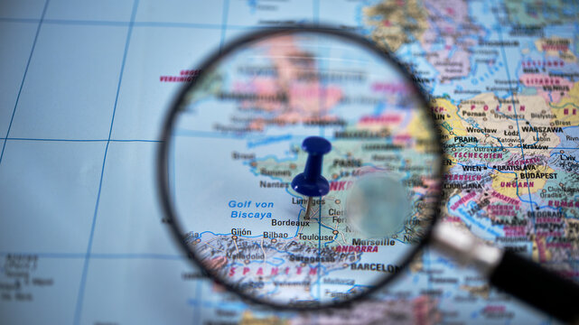 Map with a blue pin in focus showing a Bordeaux in Europe