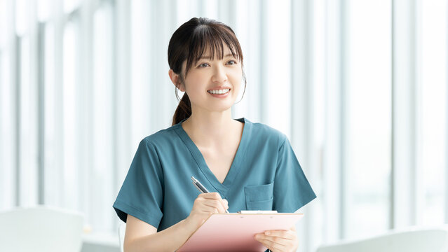 問診をする笑顔の女性医療スタッフ, Smiling Female Healthcare Professional Conducting a Medical Interview