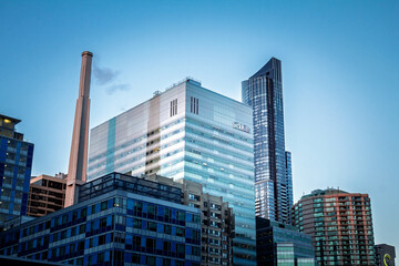 Obraz premium TORONTO, CANADA - DECEMBER 21, 2016: The SickKids building, also known as the Hospital for Sick Children in toronto, representing pediatric care, medical research, and Canadian healthcare.