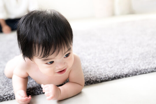 ハイハイをする赤ちゃん 成長する乳児・ベビー・子育てイメージのクローズアップ