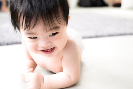 ハイハイをする赤ちゃん 成長する乳児・ベビー・子育てイメージのクローズアップ