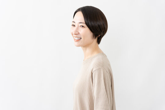 半袖ニット姿の女性　ライフスタイルイメージ