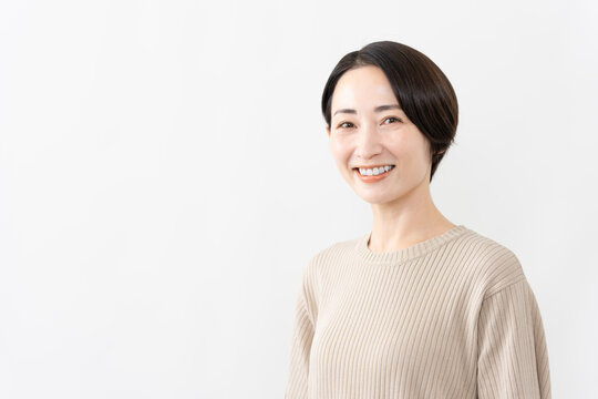 半袖ニット姿の女性　ライフスタイルイメージ
