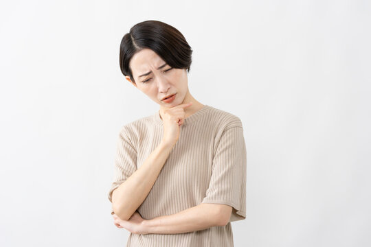半袖ニット姿の女性　ライフスタイルイメージ