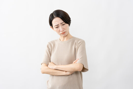 半袖ニット姿の女性　ライフスタイルイメージ