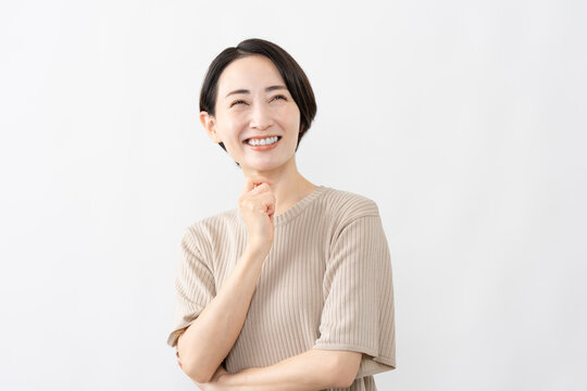 半袖ニット姿の女性　ライフスタイルイメージ