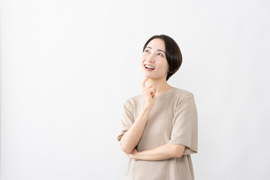 半袖ニット姿の女性　ライフスタイルイメージ