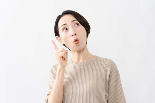 半袖ニット姿の女性　ライフスタイルイメージ