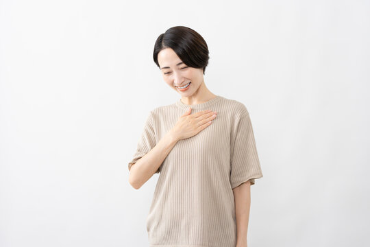 半袖ニット姿の女性　ライフスタイルイメージ