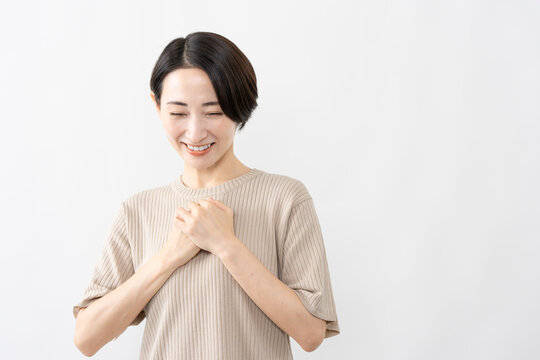半袖ニット姿の女性　ライフスタイルイメージ