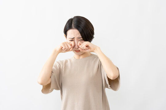 半袖ニット姿の女性　ライフスタイルイメージ