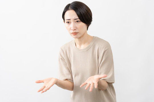 半袖ニット姿の女性　ライフスタイルイメージ