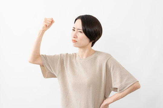 半袖ニット姿の女性　ライフスタイルイメージ