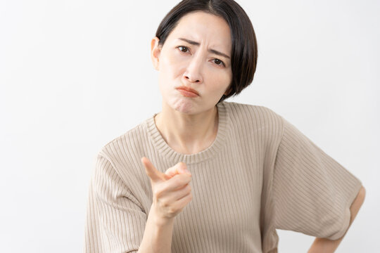 半袖ニット姿の女性　ライフスタイルイメージ