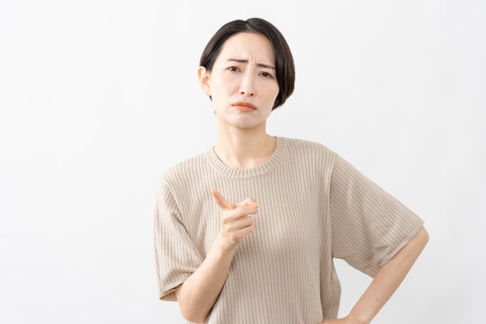 半袖ニット姿の女性　ライフスタイルイメージ