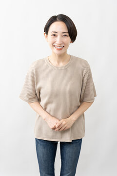 半袖ニット姿の女性　ライフスタイルイメージ