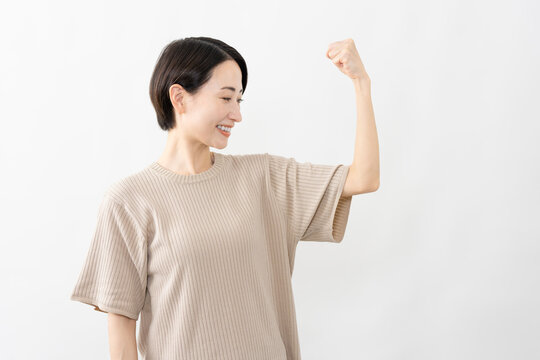 半袖ニット姿の女性　ライフスタイルイメージ