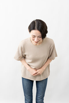 半袖ニット姿の女性　ライフスタイルイメージ