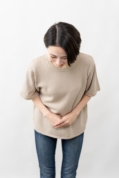 半袖ニット姿の女性　ライフスタイルイメージ