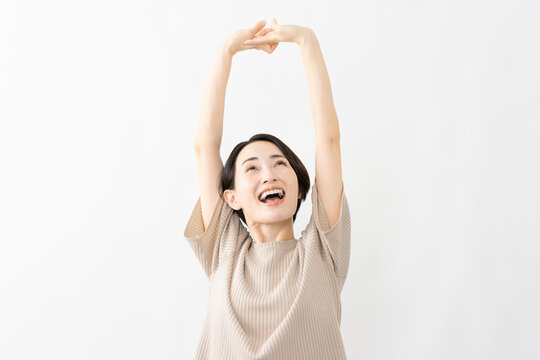 半袖ニット姿の女性　ライフスタイルイメージ