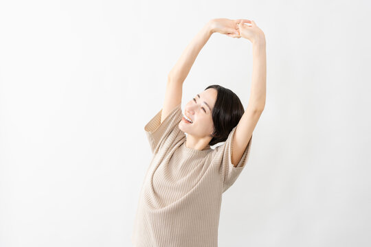 半袖ニット姿の女性　ライフスタイルイメージ