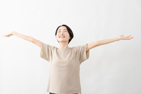 半袖ニット姿の女性　ライフスタイルイメージ