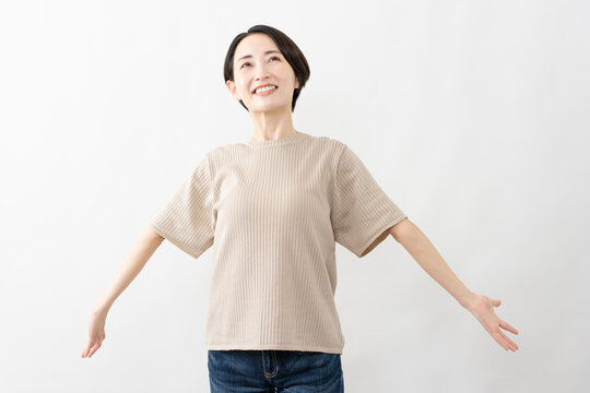 半袖ニット姿の女性　ライフスタイルイメージ