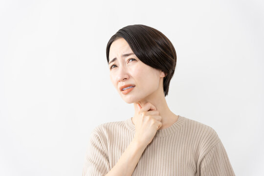 半袖ニット姿の女性　ライフスタイルイメージ