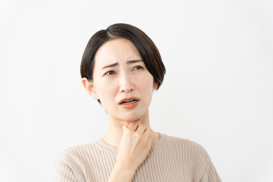 半袖ニット姿の女性　ライフスタイルイメージ