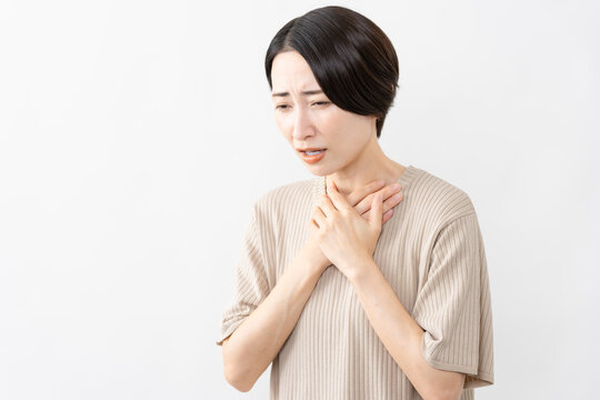 半袖ニット姿の女性　ライフスタイルイメージ