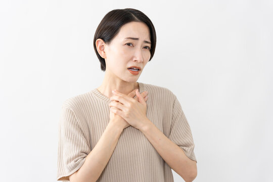 半袖ニット姿の女性　ライフスタイルイメージ