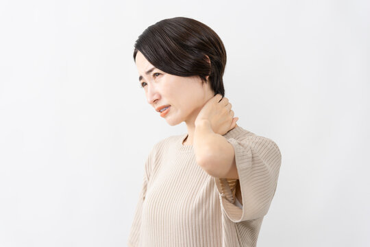 半袖ニット姿の女性　ライフスタイルイメージ