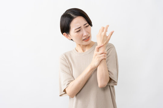半袖ニット姿の女性　ライフスタイルイメージ