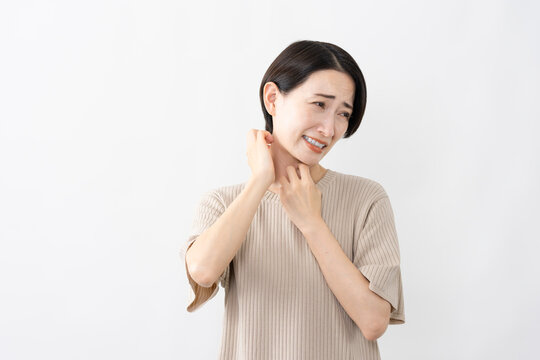 半袖ニット姿の女性　ライフスタイルイメージ