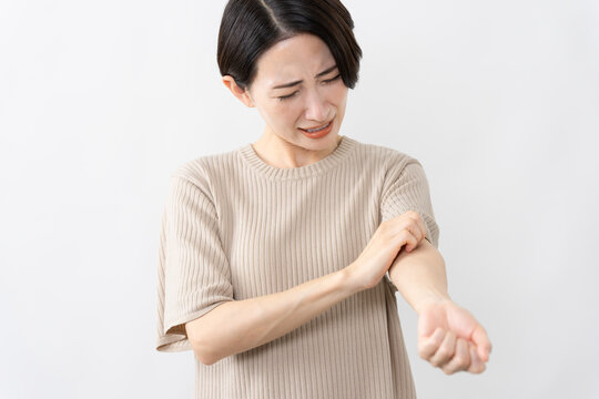 半袖ニット姿の女性　ライフスタイルイメージ