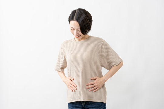 半袖ニット姿の女性　ライフスタイルイメージ