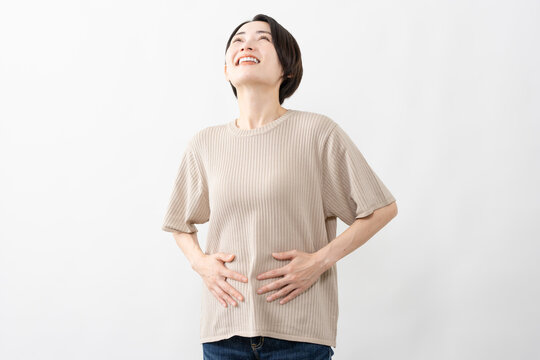 半袖ニット姿の女性　ライフスタイルイメージ