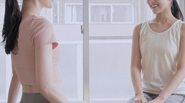 話をする女性
